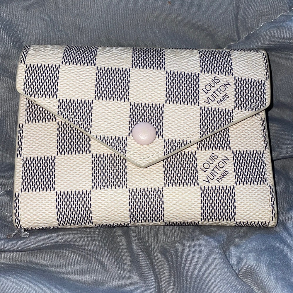 So cute Louis Vuitton mini wallet! Pink on the outside and pink on the inside💗